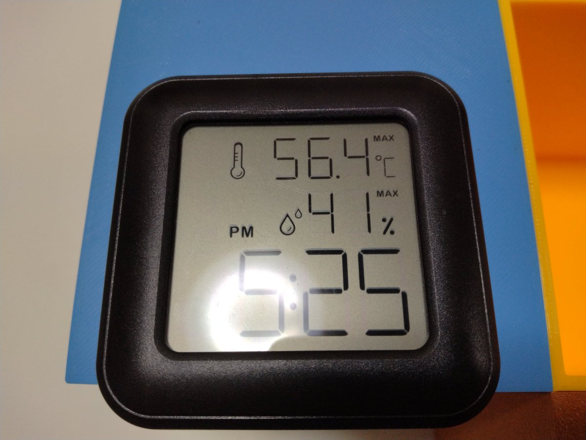 duca_400's tweet image. 真夏のダッシュボードPETG耐熱実験
メーターフード内計測でのピークが56.4℃でしたが直射日光でもっと高い温度が襲った模様😇
数日やるつもりでしたが、歪みもなく耐えたのは「CC3D(黄)」のみ
以下、歪みが
極小 ELEGOO RAPID(白)
小 QIDIタフ(青)
大 iSANGHU (CF入オレンジ)
形保てず… SUNLU 透明