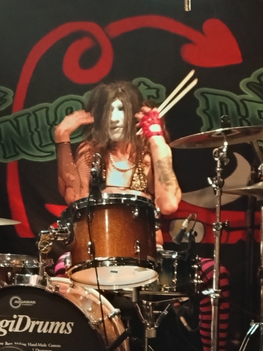 hiroshit666's tweet photo. MidNight Devils滅茶苦茶楽しかった🎵🎵🤩
KISSとVan HalenとRamones好きやったら今からでも日本ツアー間に合うから是非🎵🎵🤩👍
#MidNightDevils https://t.co/yOSCx0Hymk