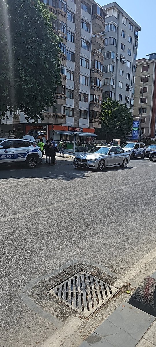 Burda sürekli kaza oluyor Kadıköy Belediyesi'nin eklemek istedim fakat fotoğraf olduğu için Kadıköy Belediyesi eklenmiyor burada sürekli motor kazaları ve araç kazaları oluyor yaya geçidi olmasına rağmen hiçbir araç yayalara yol vermiyor buraya acilen tümsek yapılması lazım