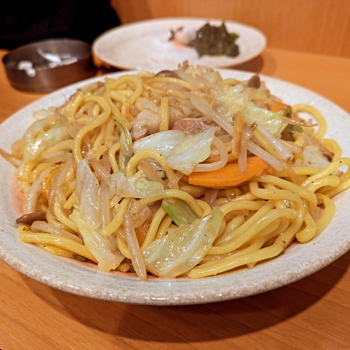 silkorz's tweet photo. 新宿お滝橋通り沿いにある毎日満席の超人気の居酒屋「やきとり居酒屋しょうちゃん」さんで、美味しいお料理を堪能中です🥰👍

しょうちゃんさんの料理のおすすめは正直、全部ですが、やっぱり焼きそばです！麺は太麺でコシがあり、海鮮とお野菜の旨味が口中に広がっていきます。 https://t.co/7rlCl7Vv2h
