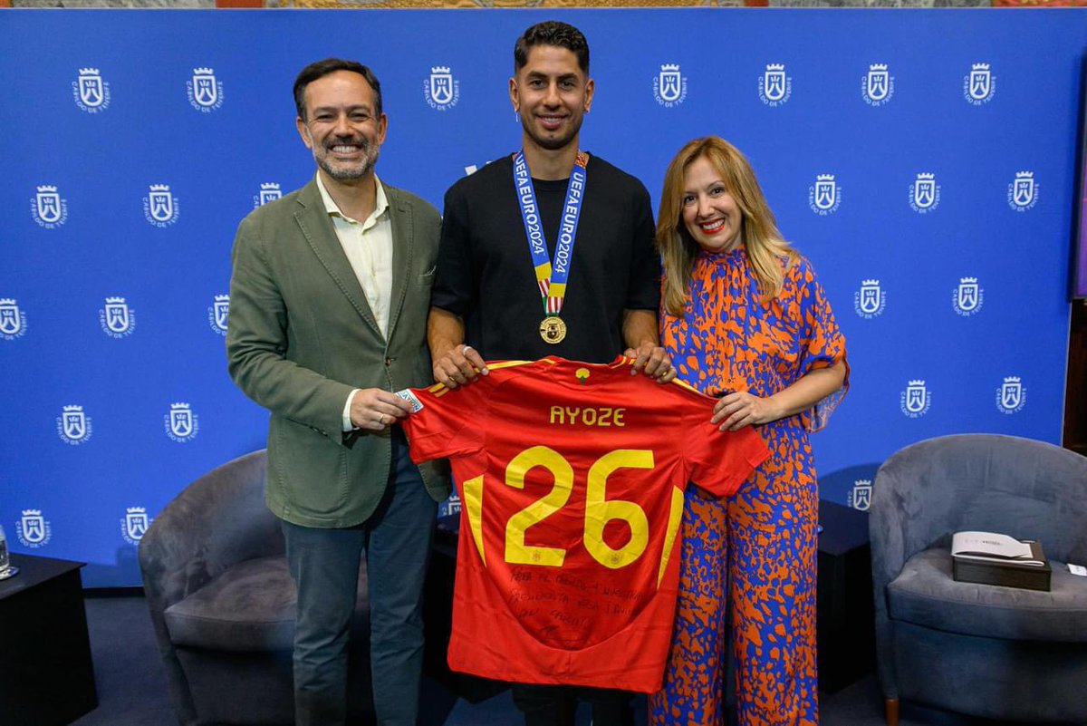 Felicitamos a Pedri y Ayoze por el reciente triunfo de la selección española en la Copa de Europa.
Y a la presidenta del Cabildo <a href="/rdavmam/">Rosa Dávila</a> y el vicepresidente <a href="/Lope_afonso/">Lope Afonso</a> si están por la labor de apoyar a los deportistas tinerfeños o solo están para quedar bien en la foto.