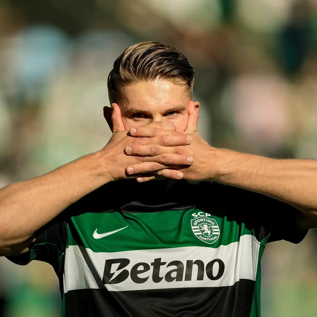 Viktor Gyökeres regressa de lesão com um hat-trick frente ao SC Farense.