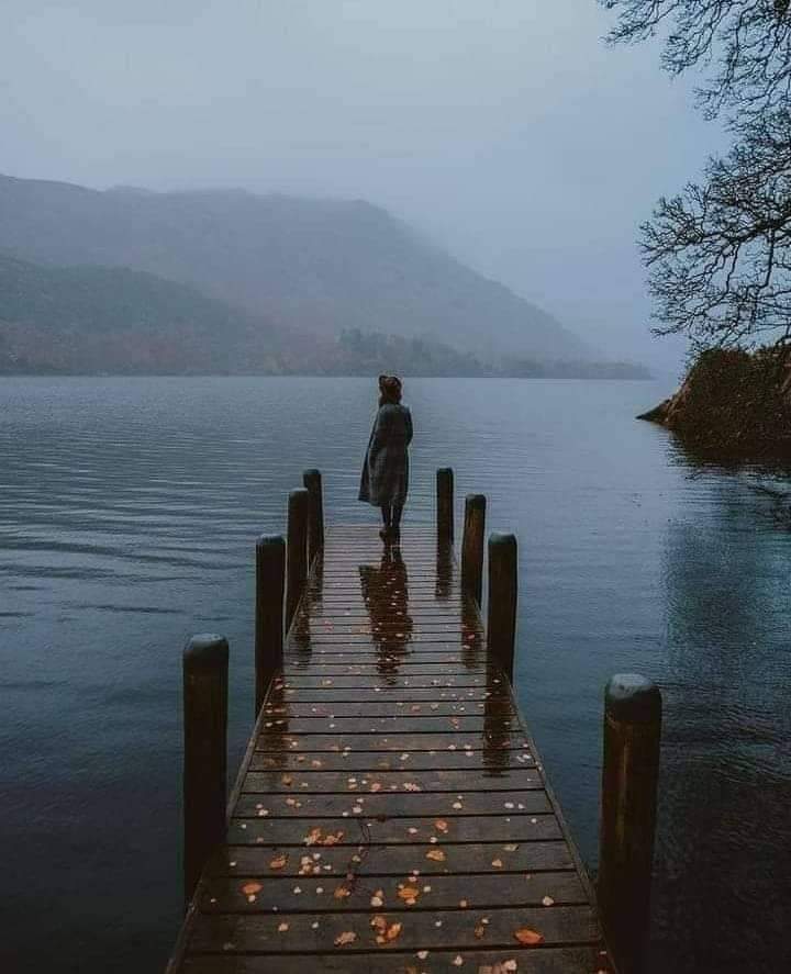 کس قدر تنگ ہیں حالات نہیں دیکھے گا 
جس نے آنا ہو وہ برسات نہیں دیکھے گا 

یہ لکیریں تو بچھڑنے کا بہانہ ہے فقط 
جو نبھائے گا کبھی ہاتھ نہیں دیکھے گا 

میں بھی قائل تھا محبت میں سبھی جائز ہے 
وہ بھی کہتا تھا کہ خطرات نہیں دیکھے گا 
#قومی_زبان