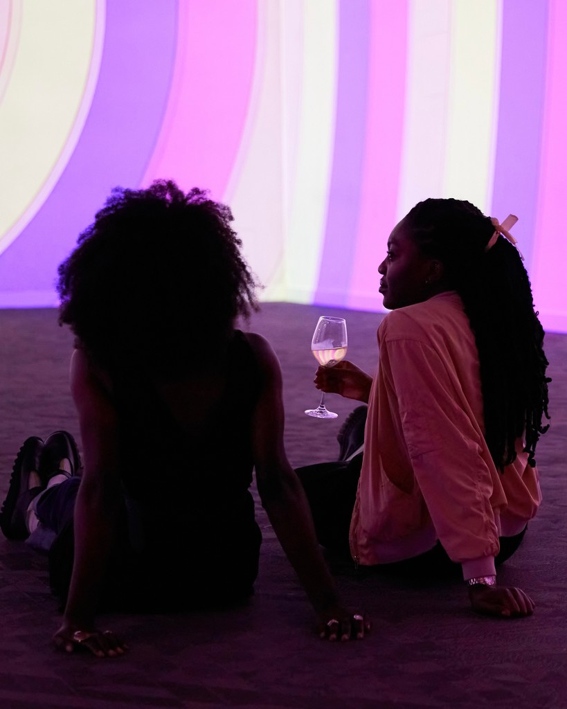 OxfordStreetW1's tweet photo. Sip, stroll, and savour the cultural vibes as Frameless Lates returns! Head down to Frameless every Friday & Saturday night and explore four immersive galleries after hours with a drink in hand! #OxfordStreet #FramelessLates #SummerActivity https://t.co/xnbt34dIsI