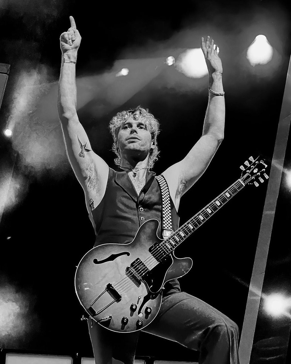 GUYS HIS ARMS WHAT THE FUCK