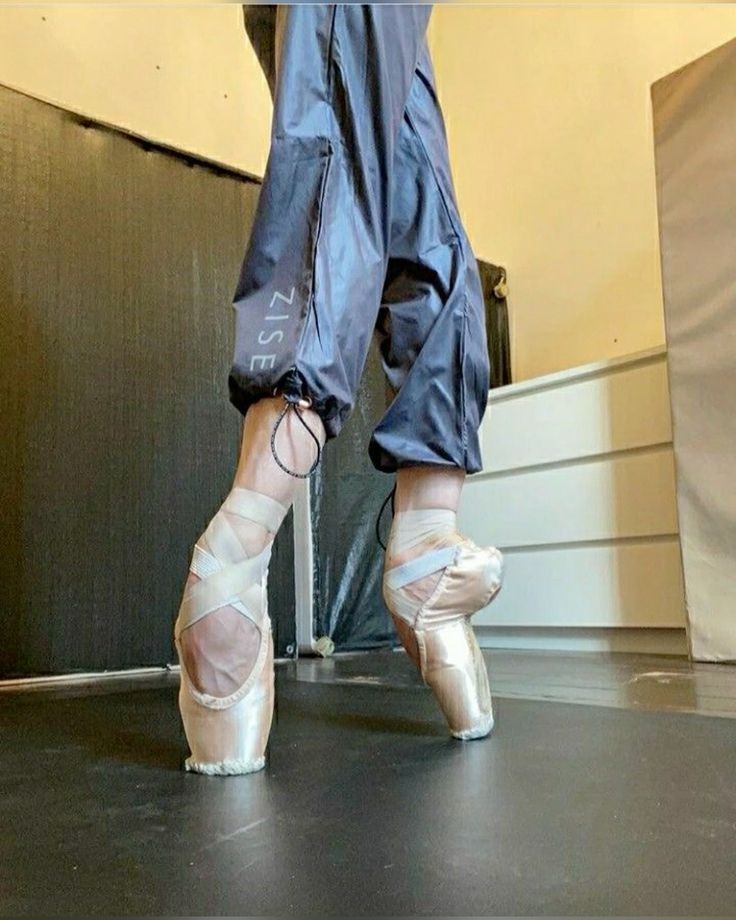 взял их с собой, чтобы заниматься. ко мне в комнату вбежал вожатый, потому что испугался шума