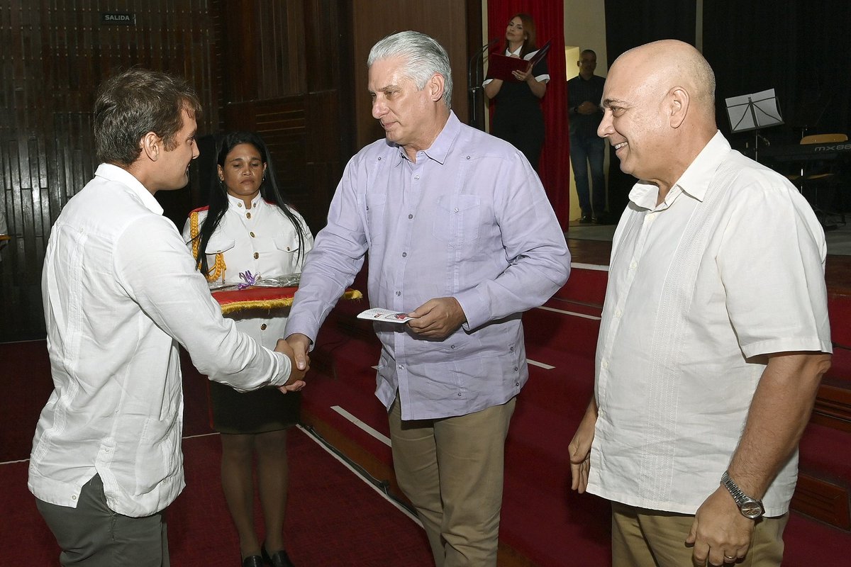 PresidenciaCuba's tweet photo. ✍️| Trabajadores del @PartidoPCC, de la Universidad Ñico López y otras entidades de la organización, conmemoraron en la sede del centro de altos estudios el 71 aniversario del asalto a los cuarteles Moncada y Carlos Manuel de Céspedes.

🔗| https://t.co/QmrbAr7oZo.
.
.
.
#Cuba 🇨🇺 https://t.co/Xas0Ey1egO
