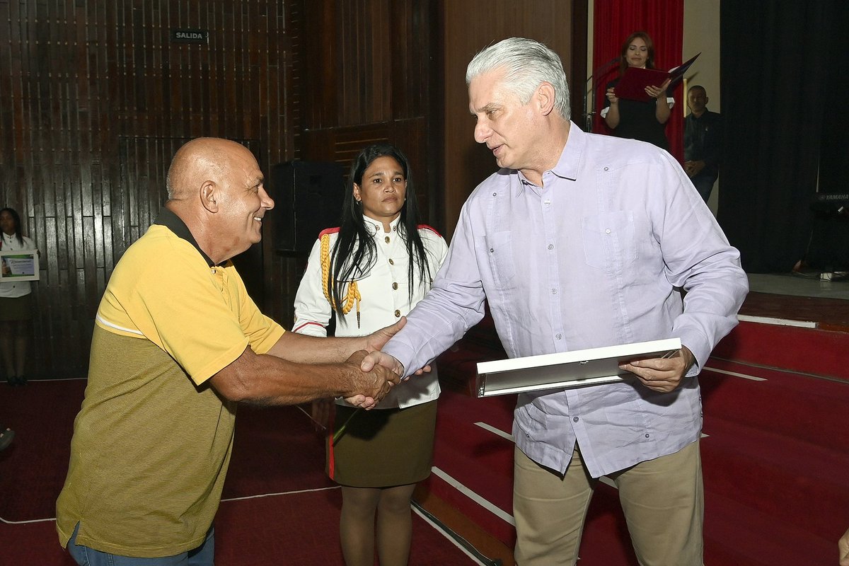PresidenciaCuba's tweet photo. ✍️| Trabajadores del @PartidoPCC, de la Universidad Ñico López y otras entidades de la organización, conmemoraron en la sede del centro de altos estudios el 71 aniversario del asalto a los cuarteles Moncada y Carlos Manuel de Céspedes.

🔗| https://t.co/QmrbAr7oZo.
.
.
.
#Cuba 🇨🇺 https://t.co/Xas0Ey1egO