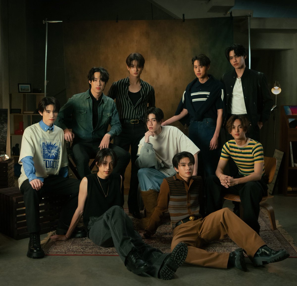 คือเหมือนรูปครอบครัวที่แขวนไว้ฝาผนังบ้านอะ แล้วมันจะมีสองคนที่เหมือนแฟนกัน แบบมันต้องแตะต้องจับอะ