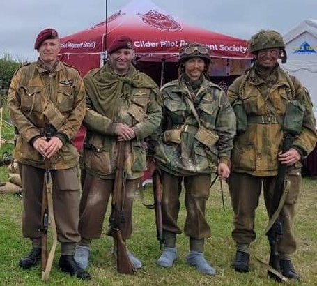 hamandjampod's tweet photo. A gaggle of Glider Pilots at "We have ways" fest......
(but what's with the socks you might ask..... ๐ค๐)
#GliderPilotRegiment #gliderpilotregimentsociety #nothingisimpossible #hamandjam
@WeHaveWaysPod https://t.co/oYj0uUcoVA