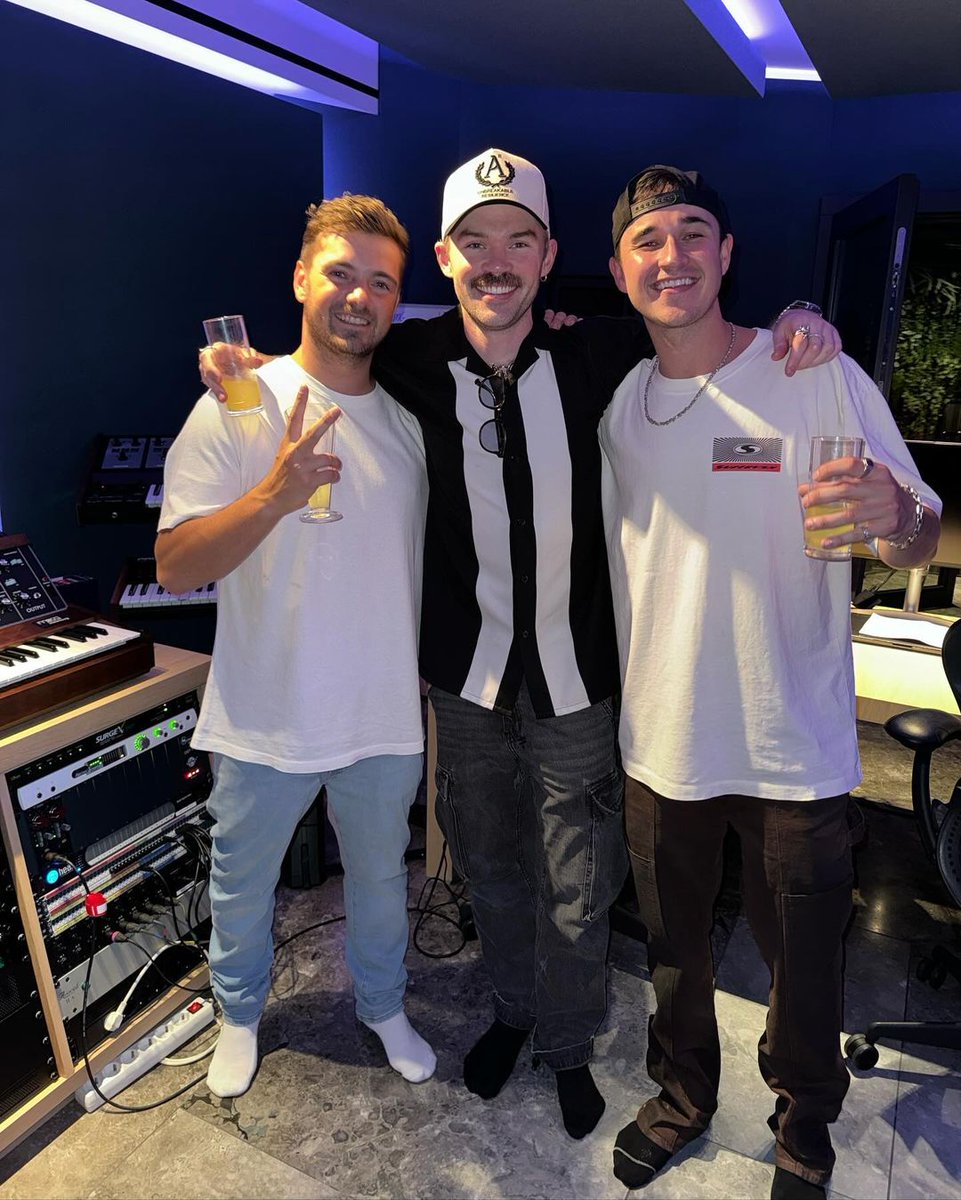 MartinGarrix's tweet photo. name this trio @johnsummit @domdolla https://t.co/lON4ltCYco