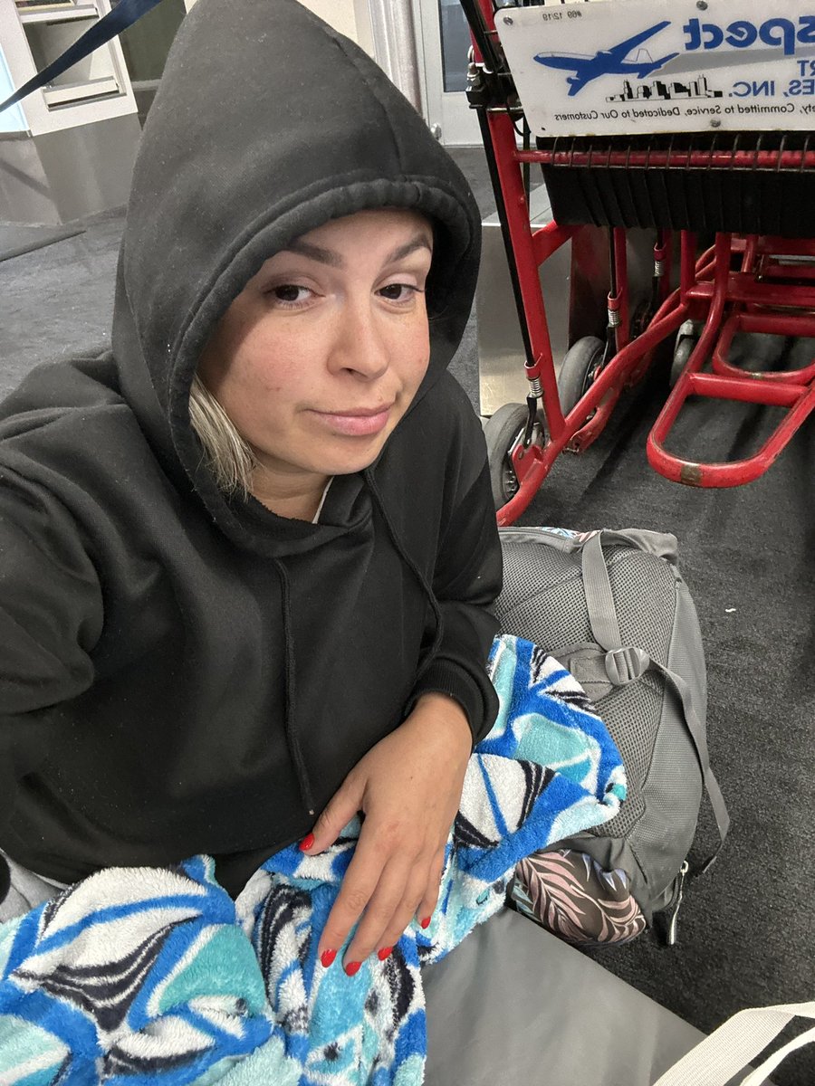 AlexaBlondeS's tweet photo. Denuncia pública @Delta cómo es posible que la solución es un tickets para el viernes, una colchoneta para dormir en el aeropuerto, sin estadía, sin comida, cero empatía QUIERO VIAJAR A MI CASA EN ORLANDO HOY no el viernes #deltaairlines
Todo el mundo durmiendo en el piso https://t.co/9QrYV34PdF