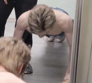 XIAODEJUNFEED's tweet photo. [240723]

Xiaojun doing push ups before Waterbomb Seoul Stage 

#XIAOJUN #肖俊 #샤오쥔  #シャオジュ https://t.co/GRKr14Z0I1