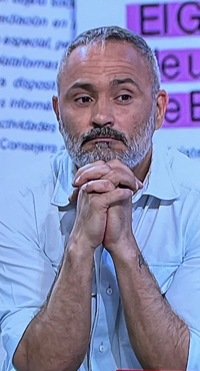 Este individuo, Santi Martinez-Vares, hijo de un miembro del Tribunal Supremo de derecha extrema,es un agresivo maleducado que MIENTE y agrede verbalmente a quien no piensa como el