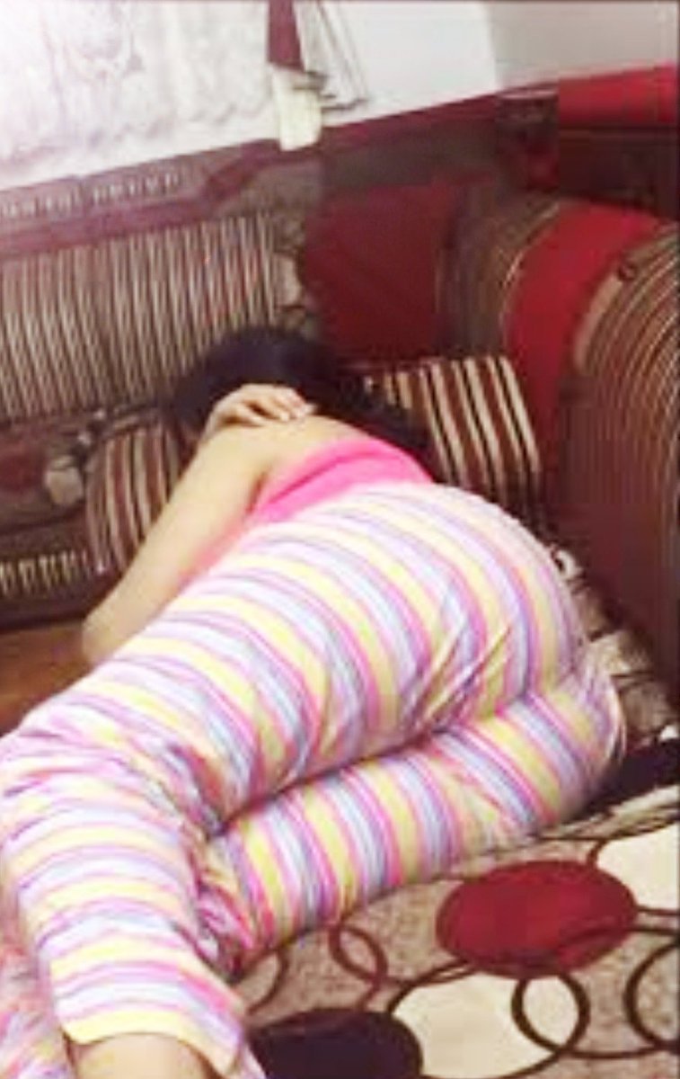 اليوم جيت من الدوام لگيت #اختي نايمه هيج بالصاله 🔥🤤🤤🤤
برايكم شسويلها؟؟