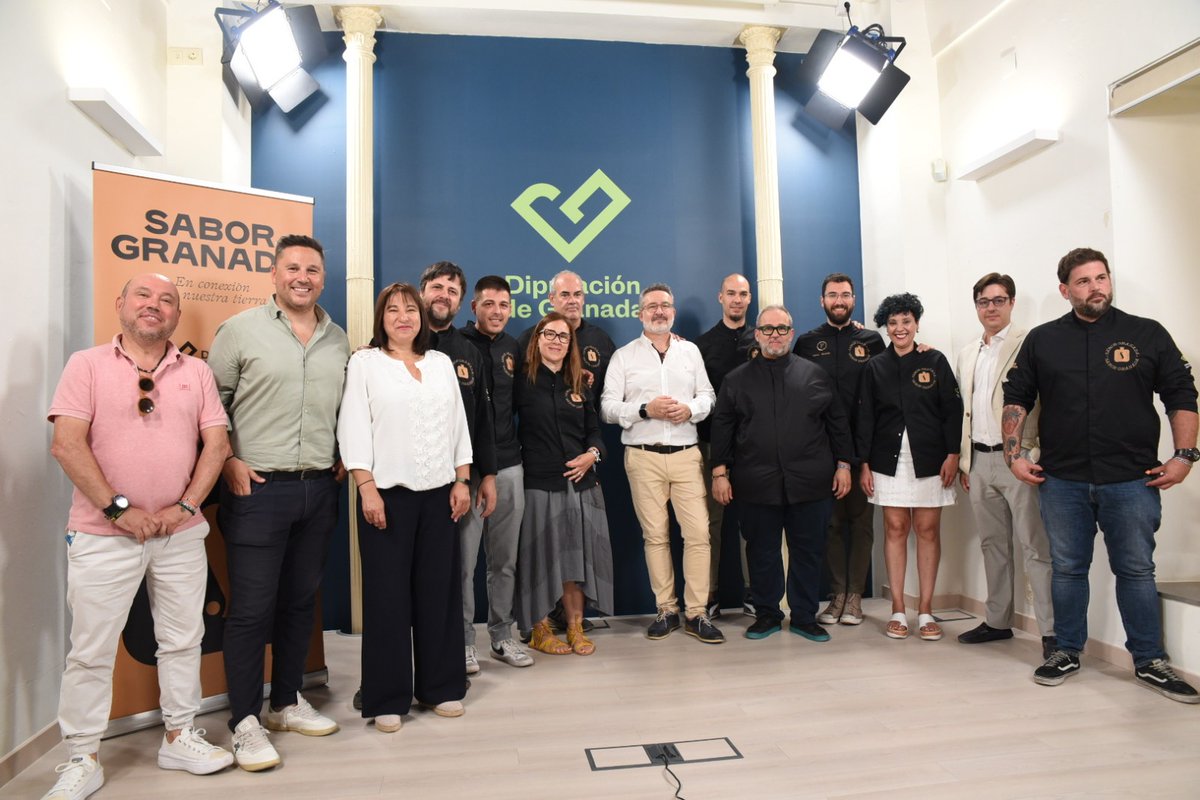 dipgra's tweet photo. ✅ Antonio Díaz, diputado de Fondos Europeos, Desarrollo, Industria y Empleo, junto al director general de @doctortrece_, @manubayona, presentó el canal de Podcasts ‘Sabor Granada’ (@sabor_granada) para dar a conocer la gastronomía granadina.

#GranadaLlenaDeVida https://t.co/tUxx1iektD