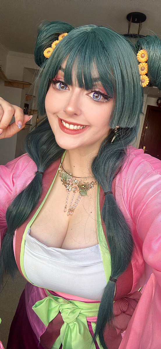 Holi! Aquí uno de los cosplay de la Summer con ( cuando aún estaba medio decente) y ahora en dos semanas a La Palma 🥹

PD: Estoy agotada y no puedo contestar a los mensajes porque mis días se basan casi en sacar stock y preparar los eventos🥹 sorry