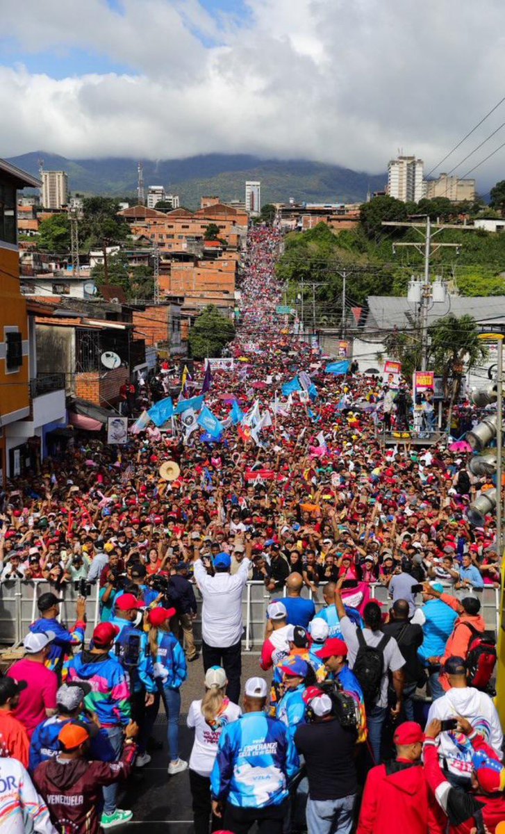 MonederoJC's tweet photo. Espectaculares los mítines de @NicolasMaduro, que contrastan con las mentiras repetidas en España acerca de las elecciones. Maduro lidera las encuestas, y la oposición, como la derecha mexicana, vive de las mentiras de los medios internacionales. Ayer, en el Táchira y la Guaira. https://t.co/mn1u9dznAf