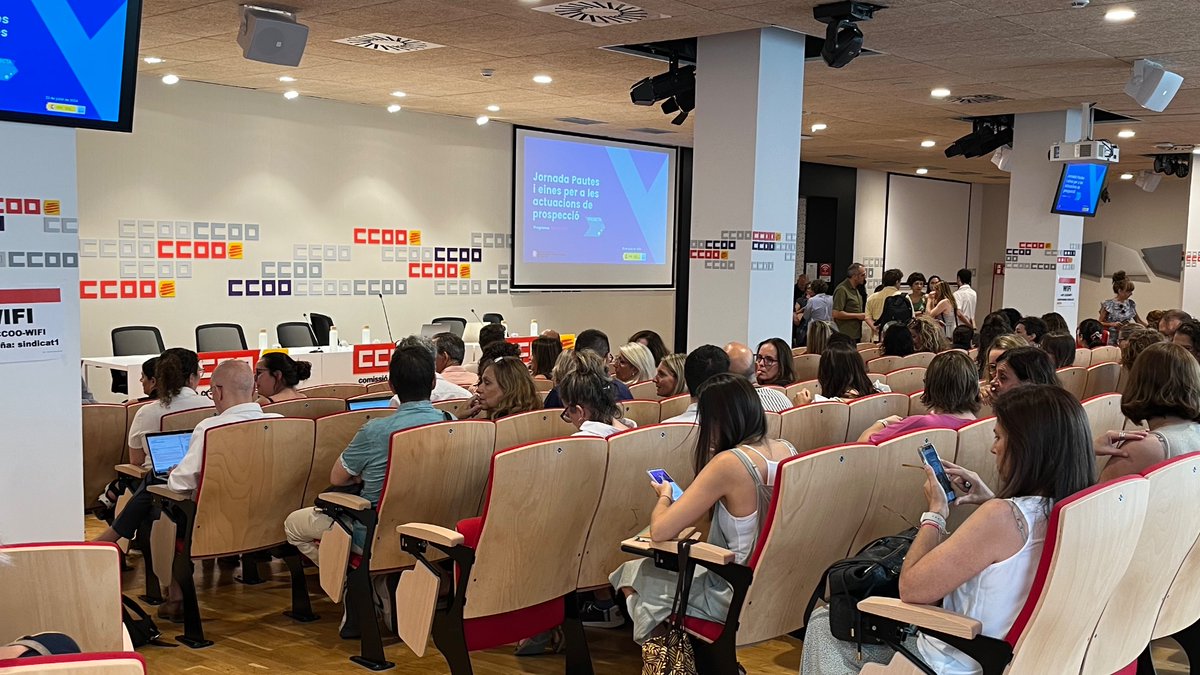 fpo_continua's tweet photo. Inicia la jornada per presentar la nova guia de prospecció de la mà de la @UOCuniversitat que ofereix recursos i eines adreçades a persones prospectores i coordinadores del Projecta’t🙌🏼 Donen la benvinguda l’@alexlobaco subdirector del Consorci i @RicardBellera de @ccoocatalunya https://t.co/eR69f7bjt6