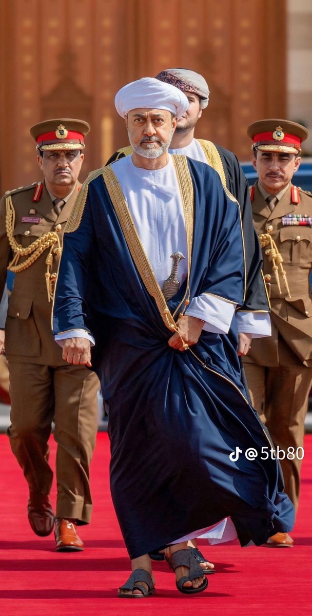 حلق بنا والشعب خلفك سائر
عالي السماء بريق نجمك زاهرُ

يا صائغا من نور فكرك حُلة
ومرصعا ثوب الفخار الجوهرُ

#قابوس_بن_سعيد
#قابوس_في_قلوبنا
#هيثم_بن_طارق