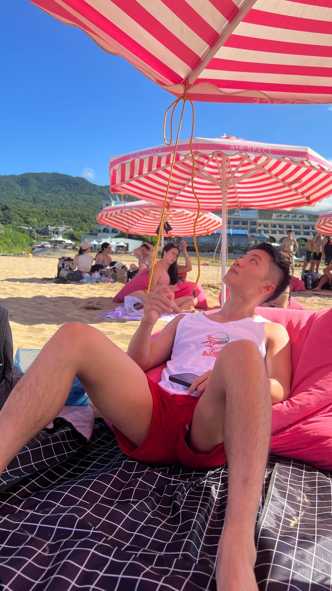 loren_yang_'s tweet photo. 打卡一下最近的熱門景點，福隆真的是好多巨人，完全不敢脫謝謝🥲。 https://t.co/ni0QvsHXmT