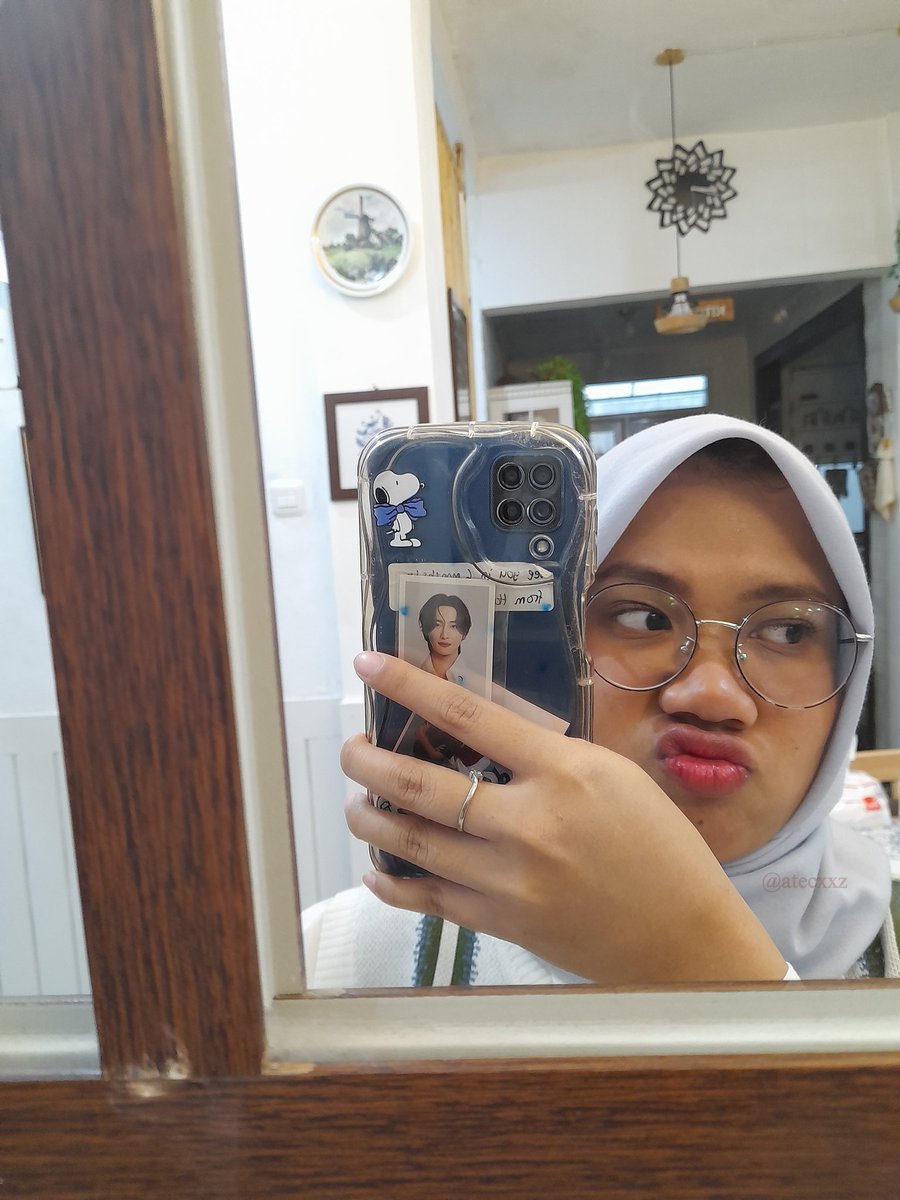 atecxxz's tweet photo. Spoiler alert ⚠️ ; 

Ateez seonghwa And atecxxz user were dating, and they were seen watching a concert together! 
Seonghwa put her photo in his phone case, and upload it in sns! 
#ATSD #ATEEZ #SEONGHWA #selcaday @ATEEZofficial https://t.co/B1OkEIun0S