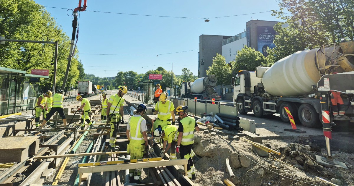 NRC_Finland's tweet photo. 🏙️Helsingin keskustassa Mannerheimintieltä on edetty kovaa vauhtia kohti Runeberginkadun risteystä! Viime viikkoina on ahkeroitu 282 raidemetrin ja 4 vaihteen parissa vilkkaalla risteysalueella. Yhteensä risteykseen on tulossa yli 500 raidemetriä raidetta.

#NRCGroup #Infra https://t.co/soshKLXasM