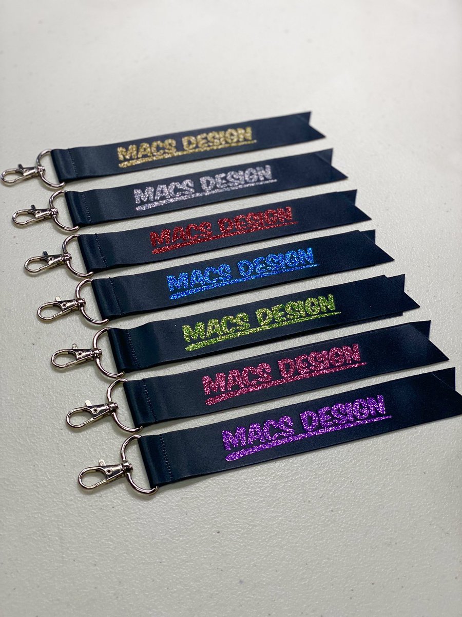 🔴MACS Design🔴
ラメリボンキーホルダーデビュー記念としまして、、、

🟠フォロー＆リポスト キャンペーン🟠
やっちゃいます！

新発売のラメリボンキーホルダーを抽選で7名様にプレゼント！
画像上から
ゴールド、シルバー、レッド、ブルー、グリーン、ピンク、パープルです。