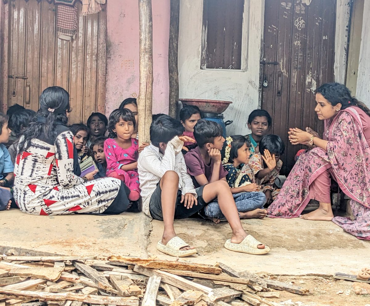 snpkarnataka's tweet photo. ಬೆಂಗಳೂರಿನ ವೀರಭದ್ರ ನಗರ ಸೇವಾಬಸ್ತಿಯ ಮಕ್ಕಳಿಗೆ 
ಸ್ವಚ್ಛಮನಸ್ಸು ತರಗತಿಯನ್ನು ನಡೆಸಲಾಯ್ತು. ಶ್ಲೋಕ, ಹನುಮನ ಕುರಿತು ಕಥೆ ಹೇಳಲಾಯಿತು. ದೇಶಭಕ್ತಿ ಮೂಡಿಸುವ ಸಂಗತಿಗಳನ್ನು ಮಕ್ಕಳೊಡನೆ ಹಂಚಿಕೊಳ್ಳಲಾಯ್ತು.
#ಸ್ವಚ್ಛಮನಸ್ಸು
#SNP https://t.co/ioHaC11ed6