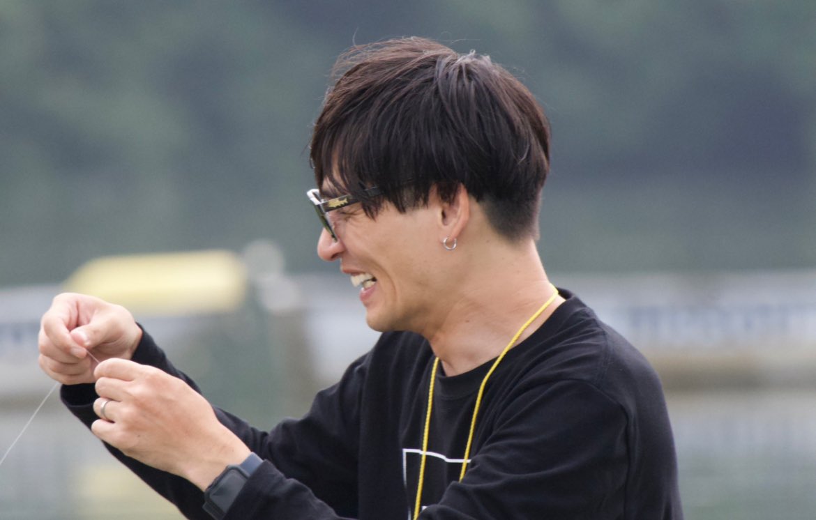 hassy63's tweet photo. 悩み🥷
会ったこともない方から釣り大会とかイベントやるので協賛品を提供してくださいっていうような依頼がくることがちょいちょいある。

自分自身イベントする時に、提供してくださる相手にとってのメリット、要はwin-winの関係に持っていける自信もないので自分から頼むことってない。
ましてや知ってる人からしか受け取ってもいない。見知らぬ人からの協賛品、例えば個人のアパレルなんかも、その人やそのブランドへの思いも知らないし、そんなん自分がわかっていないなら、相手にも失礼だと思うわけです。

で、まぁ素直な話、こういう依頼ってすんごい迷うワケですよ。色んなメーカーのスタッフやってるけど、製品横流しとかできないからね。じゃあお前がメーカーと取り次げよって言われても、俺個人に協賛依頼きてるから個人のもの提供したいわけだ。

釣りを通じて何の目的か、ビジョンも全くわからんけど、知らない人であれ人が頑張ってイベントするってなると盛り上げたい気持��ってのもあるのよ。

っていうので個人協賛考えたらTENGAとかそういうのしか思いつかないんだわ。そんなん俺のこと知らない人がやるイベント、もしくは最近知ったレベルの人がやるイベントで、ましてやイベント参加してる人も俺のこと知ってるわけないわけで、そんな状況で

「3位の景品はこちらでーす🙋‍♂️」って
TENGA渡されたやつの気持ち考えてみ。

無理やん...。
誰も得せんやん。
盛り上がるわけないやん...

これで一生悩んで結局なんもしないんよ...。めっちゃモヤモヤするねん。

皆んなならどうする？