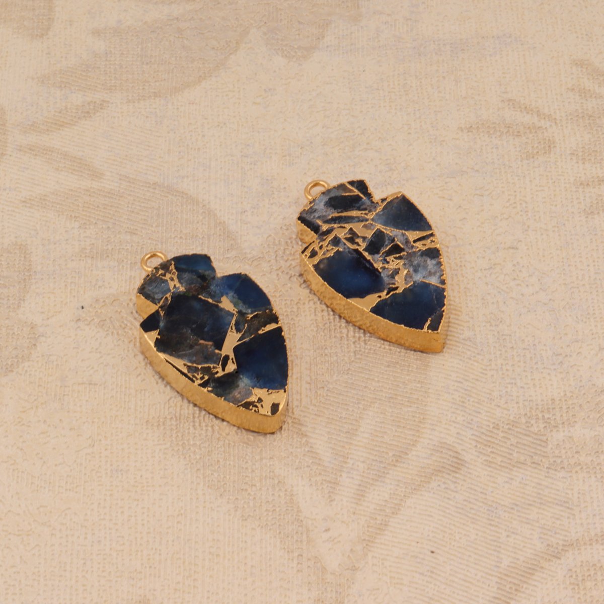 Impex_2017's tweet photo. Elevate your jewelry game with our stunning Fancy Shape Mohave Turquoise Gemstone Pairs in Brass Gold Electroplated Mojave Connector Earrings #JewelryMaking #GiftForHer #MohaveTurquoise #HandcraftedJewelry #Earrings #DIYJewelry #GoldElectroplated #JewelryInspo #ElegantAccessories https://t.co/9qY5yFo5kY
