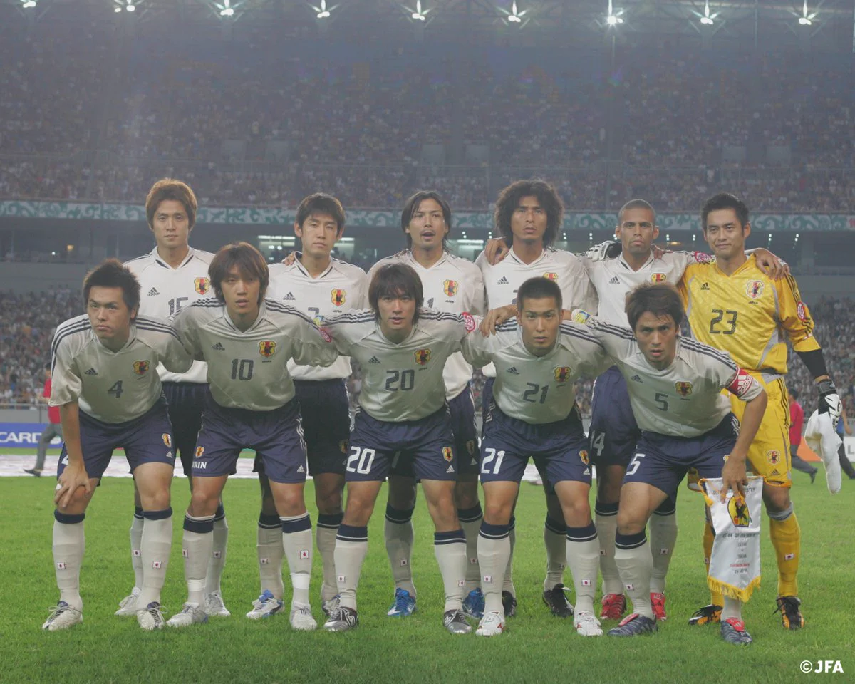 サッカーフォトフレーム　アジアカップ中国2004優勝 GTKHLFJa0AAMSOR?format=webp&