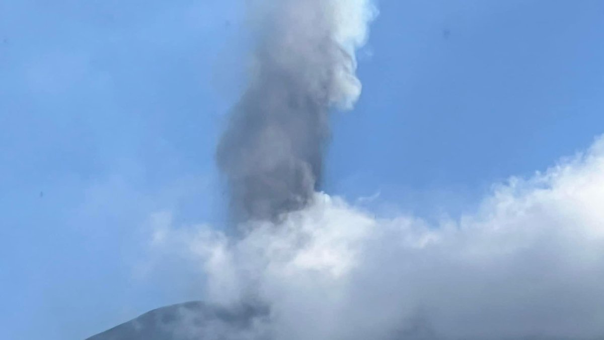 citiesval's tweet photo. 23/07/24 L'Etna #vulcano erutta incessantemente da ieri, forte #pioggia di #cenere
🌋 #Etna #Mascalucia #Sicilia https://t.co/OaKCdUqHn4
