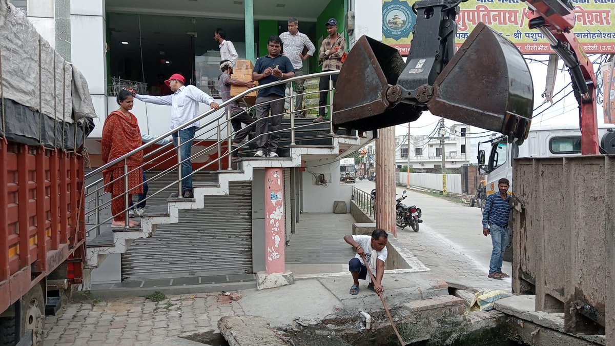 Nala safaai inspection today. 

<a href="/aksharmaBharat/">A K Sharma</a> <a href="/amritabhijat/">Amrit Abhijat</a> <a href="/bareilly_nn/">Bareilly Nagar Nigam</a> <a href="/CommissionerBa1/">Commissioner, Bareilly Division</a> <a href="/NagarVikas_UP/">Urban Development Department, Uttar Pradesh</a>