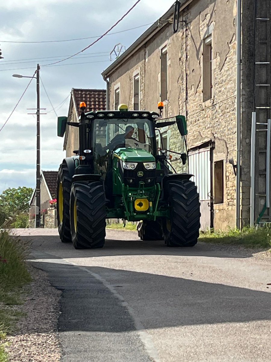 msa_bourgogne's tweet photo. 🟢 [En direct]
"𝐿𝑒𝑠 𝑑𝑒́𝑙𝑒́𝑔𝑢𝑒́𝑠 𝑀𝑆𝐴, 𝑒𝑛𝑔𝑎𝑔𝑒́𝑠 𝑠𝑢𝑟 𝑙𝑒𝑠 𝑡𝑒𝑟𝑟𝑖𝑡𝑜𝑖𝑟𝑒𝑠"
🎦 𝗧𝗼𝘂𝗿𝗻𝗮𝗴𝗲 𝘀𝗽𝗼𝘁𝘀 𝗲́𝗹𝘂𝘀 #𝗠𝗦𝗔 sur le thème 🚜 "SST, Prévention conduite engins agricoles".
↪️ 🅼🅾🆃🅴🆄🆁 ❗️ Aujourd'hui, ça tourne à #Urcy (21) ❗️ https://t.co/B0tytAbinP
