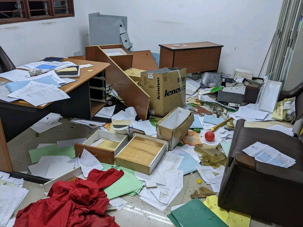 matabwajames22's tweet photo. So dissapointed ba CBU. Na pride ati I'm at one of the highest learning institution in Zambia it has gone.Innocent offices, Shops, Businesses all looted and destroyed.This is hunger and theft, nt an excuse ati we didn't have water.We live among criminals pretending to be students https://t.co/6d8ky6B2Q6