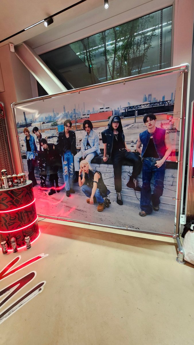 yurihero's tweet photo. Stray kids pop up store
 #StrayKids #스트레이키즈 #ATE #ChkChkBoom #ATE_POPUP #스키즈팝업 #JYPSHOP #집샵 https://t.co/zDjOHfgfe5