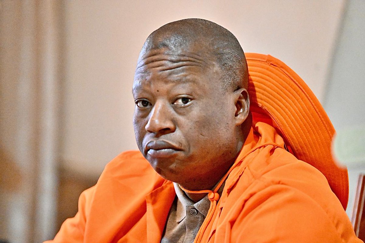 Premier Dr <a href="/PhophiRamathuba/">Dr Phophi Ramathuba</a> who is accompanied by the MEC Mr Ernest Rachoene, Mopani District Executive Mayor Cllr Pule Shayi and the Mayor Cllr Thandi Zitha paying a courtesy visit to Hosi Dzumeri. #DikgerekgereWednesday #7thAdministration #30YearsOfFreedom #LeaveNoOneBehind