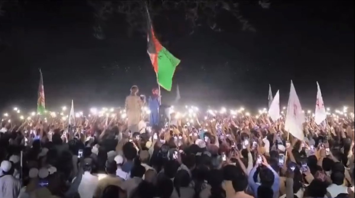 FFazly's tweet photo. درنو وطنوالو!
موږ له تېرو شپږو کالو راپدېخوا په کوزه پښتونخوا کې د «پښتون ژغورنې غورځنګ» د ظهور، پراختیا او سیاسي بلوغ شاهدان یوو. په دې وروستیو کې د ګیله من د شهادت پېښې د دغه غورځنګ غږ دومره لوړ کړ ـ  دومره لوړ کړ چې په ټول افغان وطن کې د جبر او استبداد پر وړاندې په خورا یووالي او اتحاد بدرګه شو. 
دا د افغانستان په معاصر تاریخ کې د یو دولت له مداخلې او ملاتړ پرته د ټولنیز انسجام او غبرګون یوه بېسارې پېښه وه.
دا هر څه د پښتون ژغورنې غورځنګ د واحد فکر، قوي هوډ او سازماندهي برکت دی. موږ په بر «افغان وطن» کې له دې غورځنګ څخه الهام اخلو، او دغه الهام یوازې په پاکو او لنډمهاله احساساتو او عواطفو پورې محدود نه دی، بلکې موږ ته د زده‌کړې لپاره روښانه درسونه او لارښوونې لري. 
موږ په افغانستان کې د روان افراطیت او استبداد پر وړاندې خپله ملي مبارزه او داعیه د «پښتون ژغورنې غورځنګ» د اساسي سازماني اصولو او پرنسیپونو څخه د الهام او پيژندو پرته نه ژوندۍ ساتلی او نه یې پر مخ وړلی شو.
پدې زده کړه کې موږ لپاره ډېر څه شته او تر ټولو مهم یې په سختو شرایطو او لوړو ژورو کې د غورځنګ د روایت ثبات او دوامداره خپریدل دي. او په دې کې دوه نقطې ډېرې مهمې دي:
لومړی: د مخالف لوري یا دښمن کره او واضح پېژندنه
دویم: منظم سازماني فعالیت، چې فرد محوره نه دی، بلکې د یوه ډسیپلین لرونکي ټیم په وسیله د کړنلارو ترتیب او د پرېکړو عملي کول دي. 
 په افغانستان کې د اوسني حاکم استبداد په وړاندې مذبذب، متردد او ګونګ دریځ نه یوازې دا چې د اوسني غمیزې د سمون لپاره مرسته نه کوي، بلکې د اوسني فاجعې د لا ځواکمنېدو او دوام سبب ګرځي. موږ ګورو چې څنګه ځینې کسان په یو وخت غازي امان الله خان او ملا هیبت الله ته خپل اتل وایي. 
زه هیله من یم چې د پښتون ژغورنې غورځنګ موږ له دغه شان ګنګستیا را ویستلی شي.