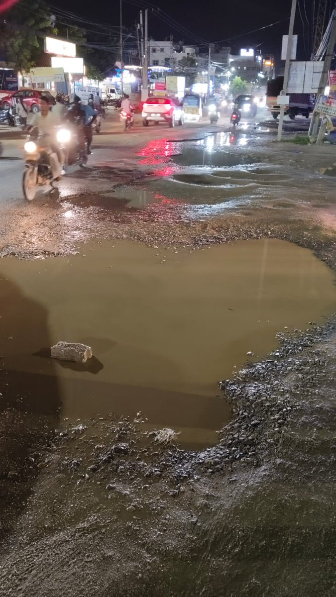 Hyderabad_Mail's tweet photo. Residents of Ameenpur and Chanda Nagar in Hyderabad face severe traffic congestion due to potholes and uneven surfaces on Ameenpur Kamaan Road. Locals demand permanent repairs, as current conditions cause daily delays and frustration for commuters. #Hyderabad #Ameenpur #GHMC https://t.co/3pueM3D5hf