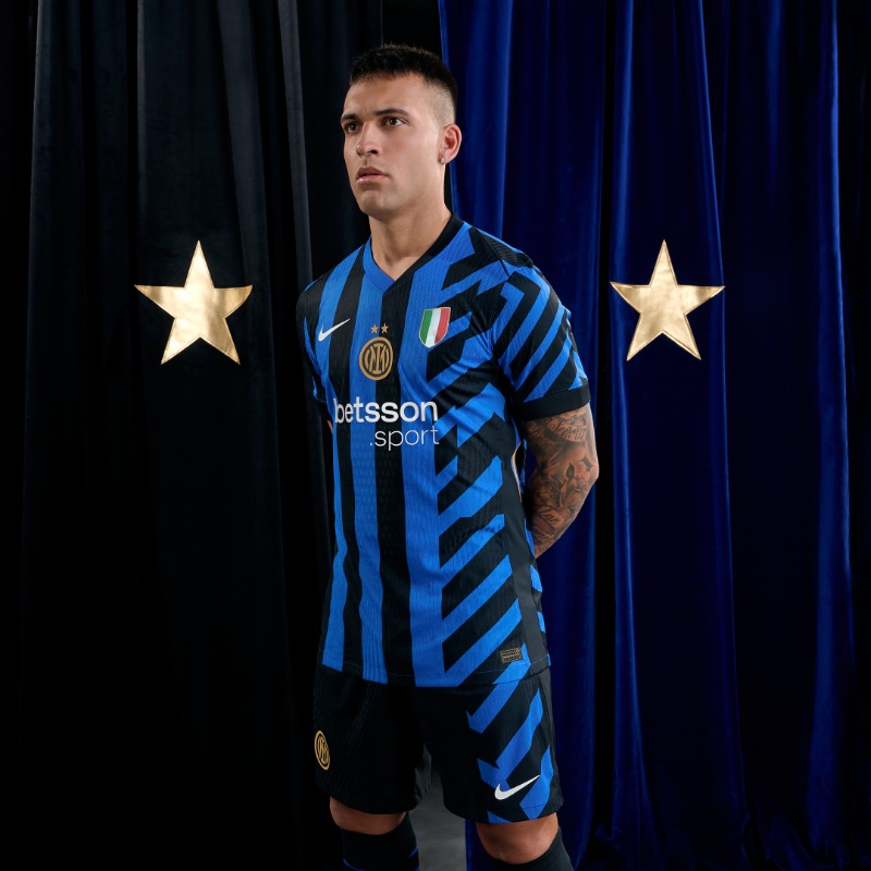 Inter_en's tweet photo. We have etched them into our history ⭐⭐
Now they guide us, beyond all limits 🖤💙

#ForzaInter @nikefootball