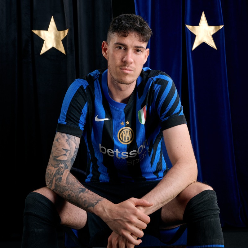 Inter_en's tweet photo. We have etched them into our history ⭐⭐
Now they guide us, beyond all limits 🖤💙

#ForzaInter @nikefootball