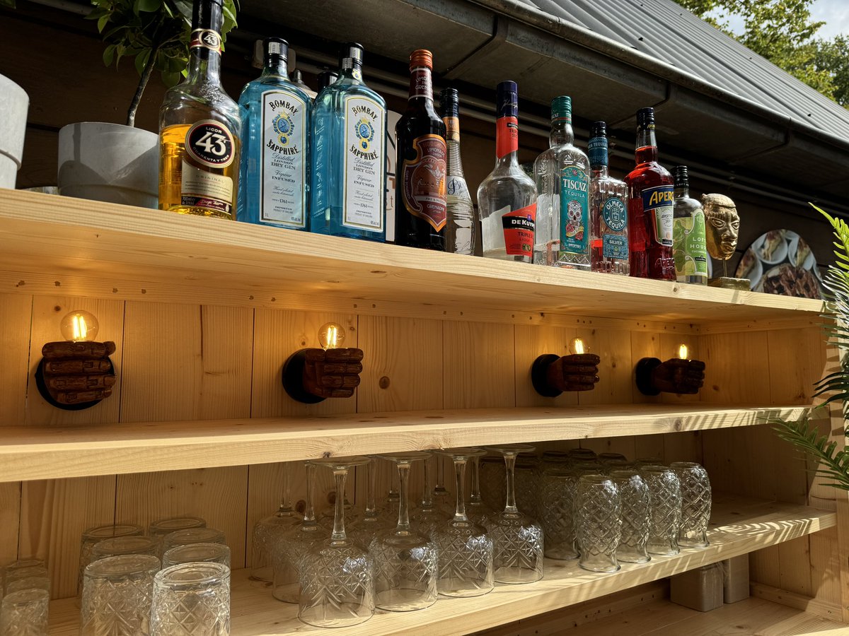 De #cocktailbar staat klaar voor de #pubquiz. Geen zin in de pubquiz? Wees welkom voor een lekker drankje 🍸☀️🍹
#pubquiz #cocktails #cocktailbar #cocktailparty #vleddermarkt #gezelligheid