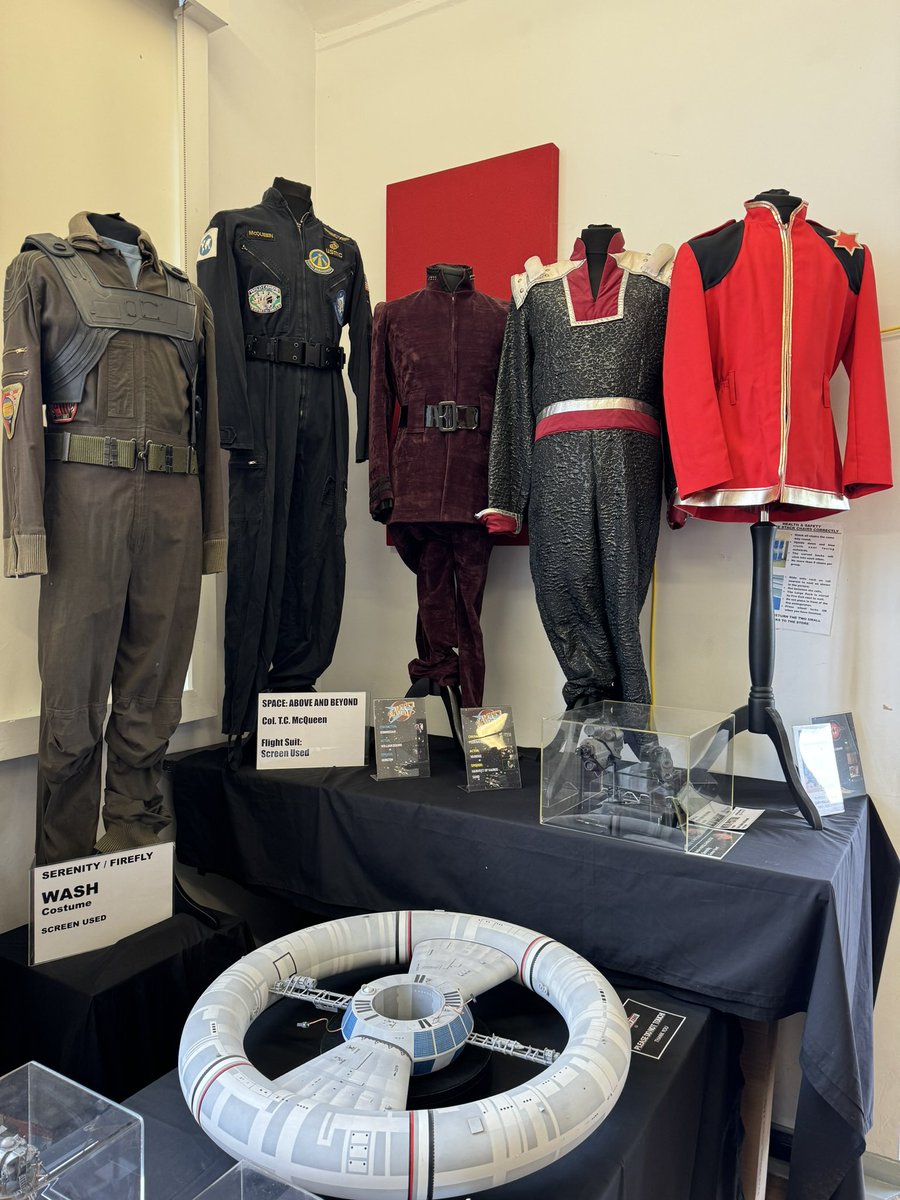 philwithadrill's tweet image. Just finished sorting myself out after the Smallspace show!

Absolutely packed as usual, lots of brilliant stuff to see, including a couple of 1:3 scale Tardises. Great to catch up with old friends and meet new ones. I spent all day talking, lots of love for TV21!

#TV21film