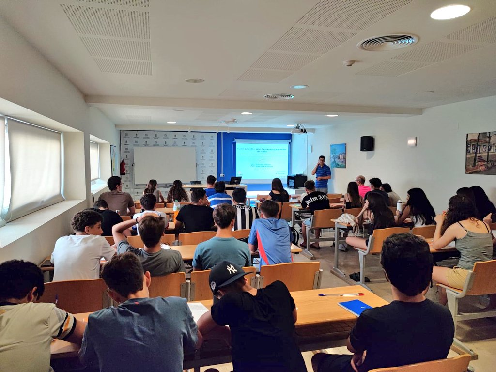 Buenos días!
Hoy estamos impartiendo un curso de “Gestión de datos
para el uso de Inteligencia Artificial en destinos turísticos”, en la Sede de la Universidad de Alicante
en Torrevieja. 
👨🏻‍🏫💻📓

#IA #gestióndedatos