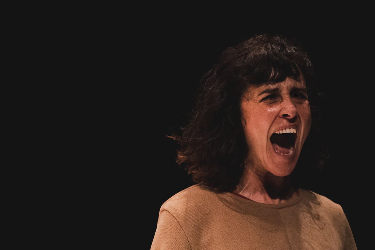 LaSalaRNE's tweet image. "Julietas y Medeas" es el cuestionario ideado por nuestra cómplice Prado Campos y planteado a la actriz y directora Susana Nunes, integrante de la Companhia do Chapitô, en gira con obras como "Julio César", "Electra" y "Antígona 3 x 3,5".

📻rtve.es/play/audios/la…

#LaSala #RNE