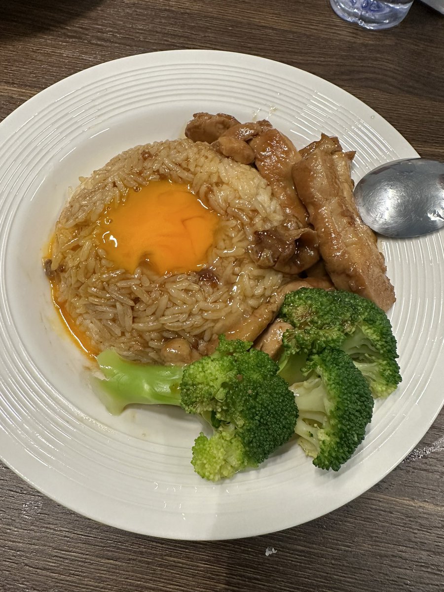 照烧鸡腿饭！这是一个破碎的蛋🥚 https://t.co/fQ3xt3itNJ