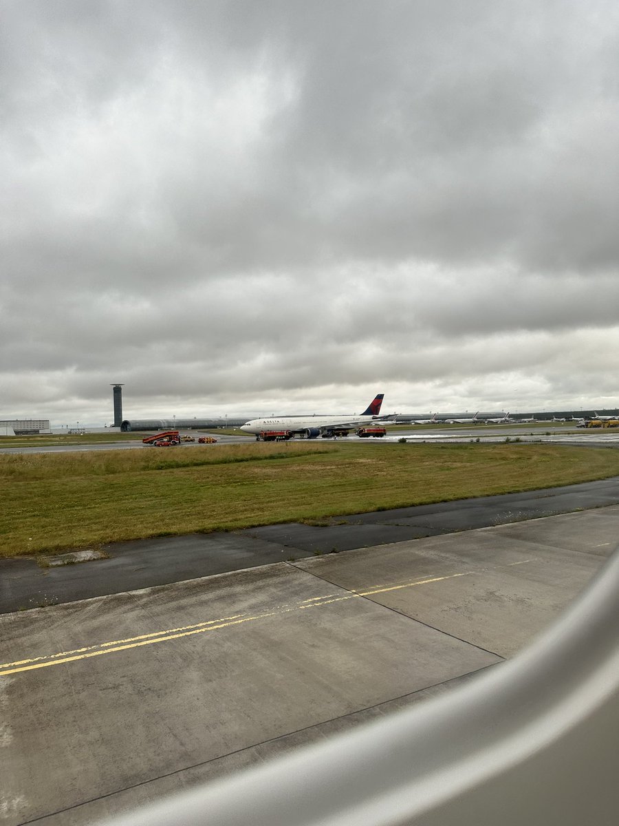 JuanCalabrese_'s tweet photo. Delta on fire at CDG? @Delta
Seems everything is alright though https://t.co/UwOROL1nAX