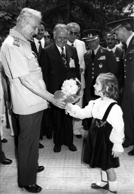 Çocuklarını, küçücük çocuklarını devletin okullarına göndermeyip gizli yerlerde hainane emellerini gerçekleştirmek için Kur'an kursu açan cahil kişilere teslim eden ana ve babalara sesleniyorum: Bunu yapmaya hakkınız yoktur!