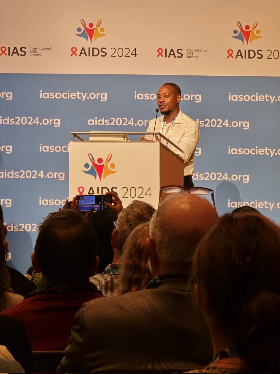 SANTHEafrica's tweet photo. Tatenda Chikowore #SANTHE PhD Fellow from @AHRI_News in RSA shares that natural #HIV control results in lower reservoir quality &amp; ECs &amp; those who initiate ART in acute phase may be good candidates for #HIVcure interventions. #AIDS2024
#AfricanScienceMatters @gatesfoundation https://t.co/IHRHkV1B70